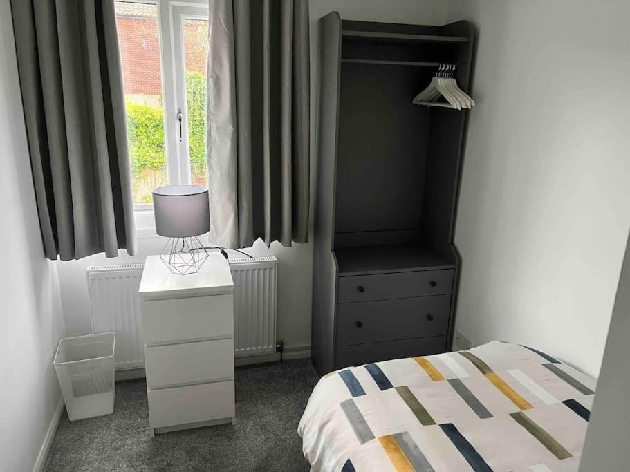 Very Comfy 3 Bed Town House Ashton-under-Lyne Екстериор снимка